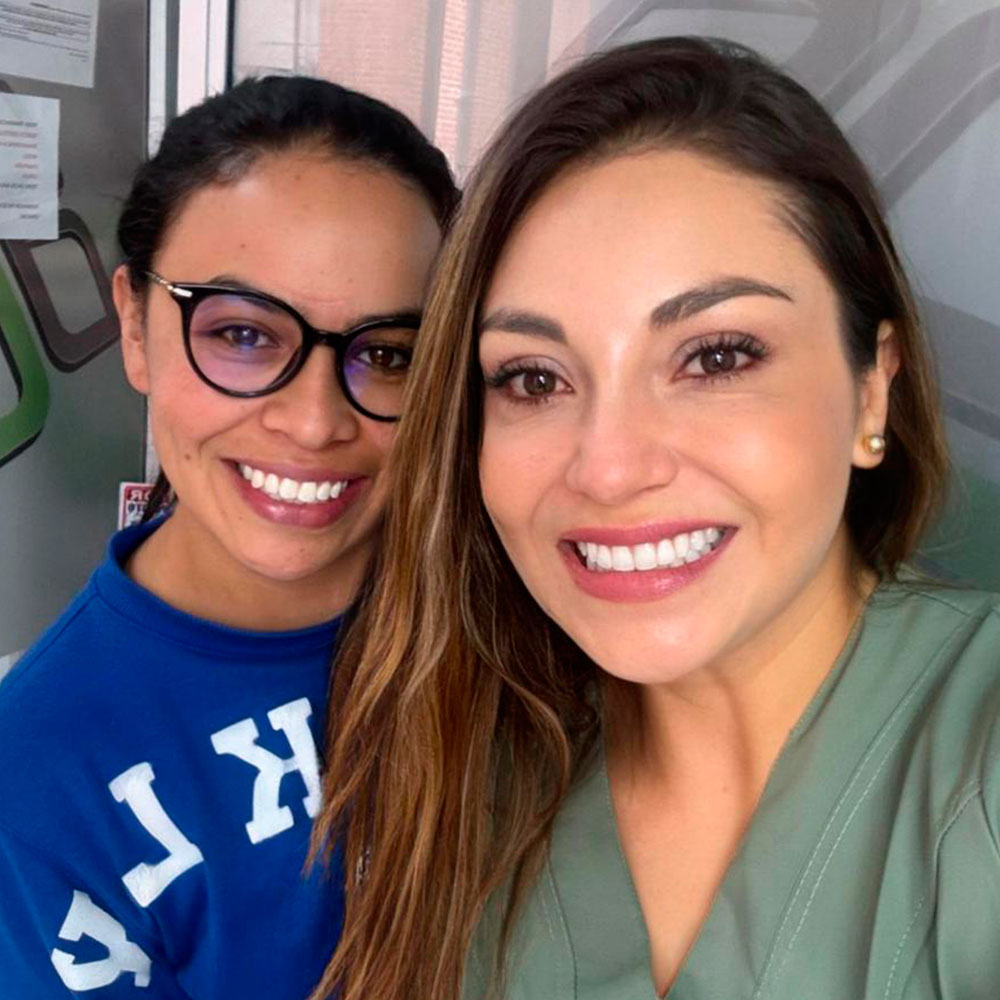 Dra Carolina Pérez Sáenz con paciente feliz por su diseño de sonrisa