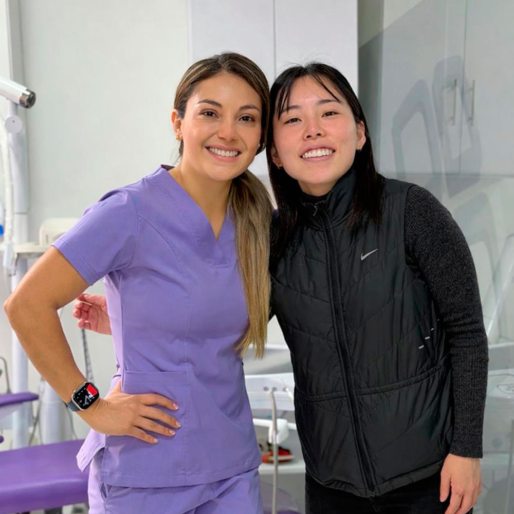 Dra Carolina Pérez Sáenz con pacienteinternacional quien está feliz por el resultado