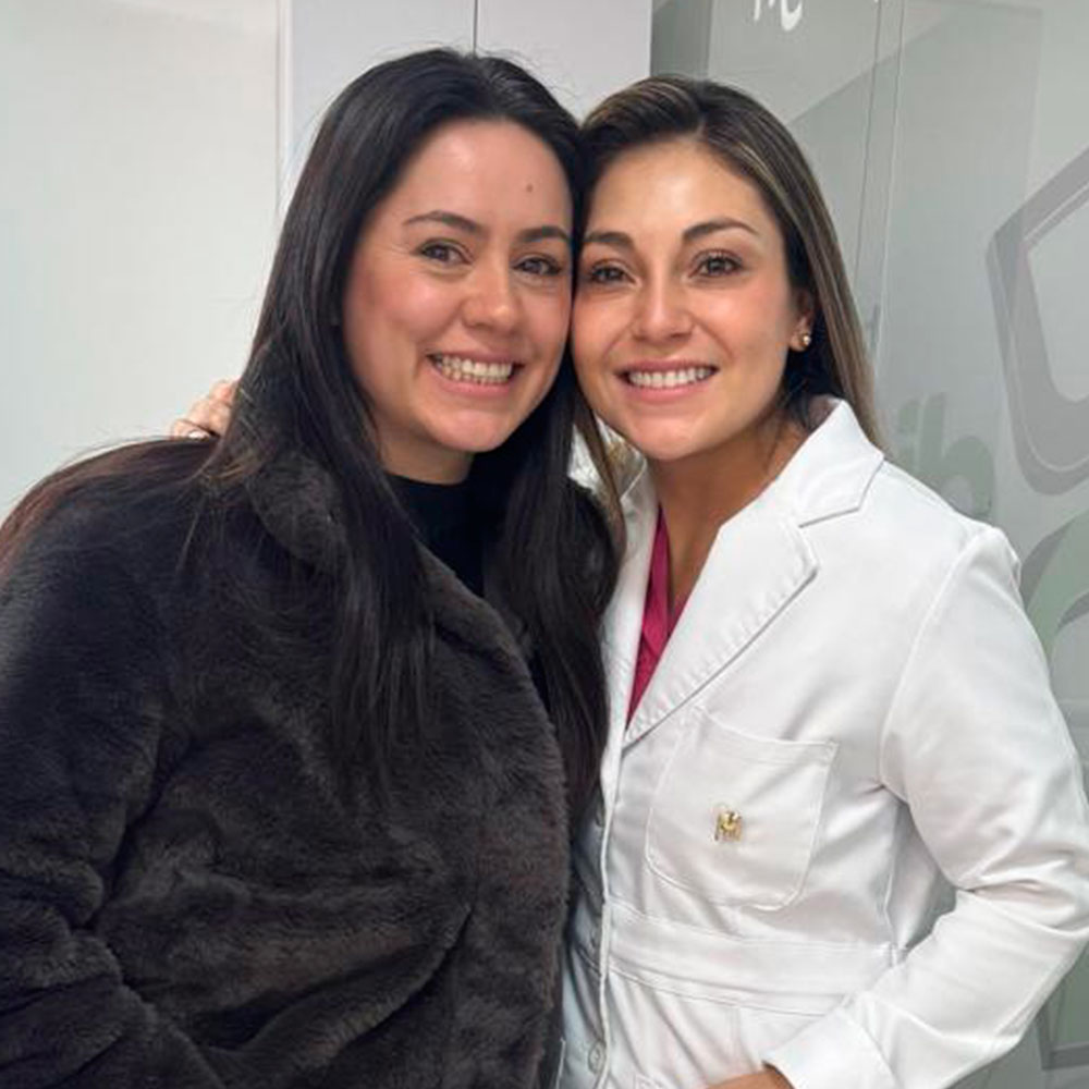 Dra Carolina Pérez Sáenz con paciente mujer sonriente por su resultado de ortodoncia