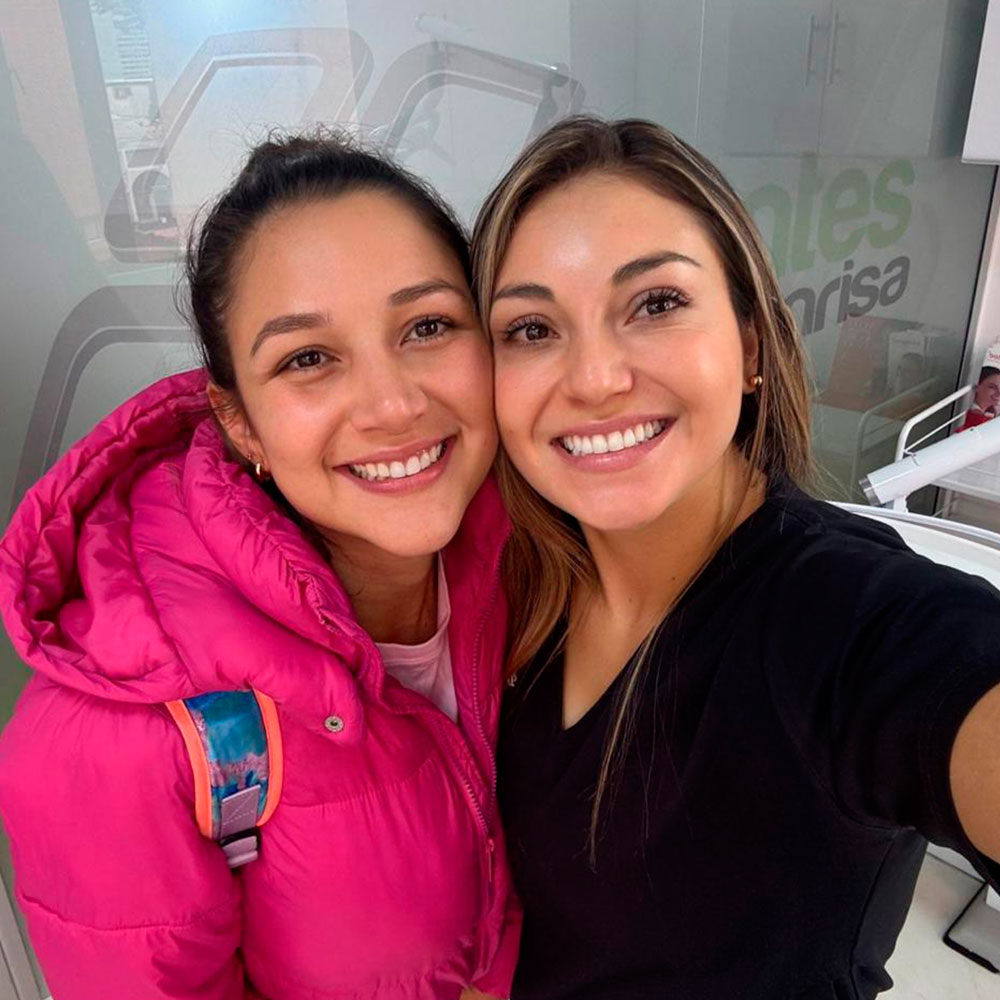 Paciente satisfecha por procedimiento odontológico realizado por la Dra Diana Carolina Pérez
